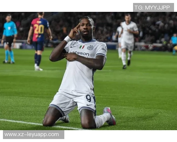 小图拉姆寻父亲旧球衣向偶像阿德请求签名感人时刻再现